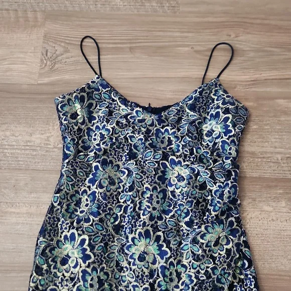 Stunning Heartloom Dress - Picture 3 of 6